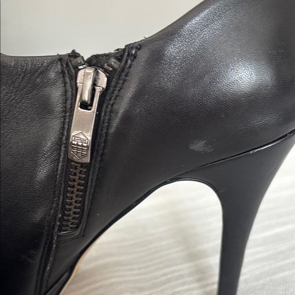 Elegant Vince Camuto Black Leather Stiletto Ankle Booties - Picture 4 of 11
